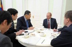 Путин принял в Кремле экс-премьера Японии Путин принял в Кремле экс-премьера Японии